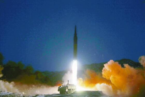 북한이 지난 11일 오전 자강도에서 극초음속 미사일을 발사하고 있다. 김정은 국무위원장은 661일 만에 미사일 발사현장을 찾았다. [뉴스1]
