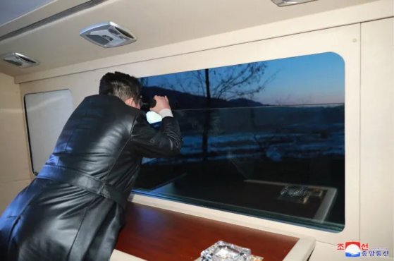 12일 조선중앙통신은 전날인 11일 김정은 북한 국무위원장이 극초음속밈사일 시험발사를 참관했다고 밝혔다. 조선중앙통신. 연합뉴스.