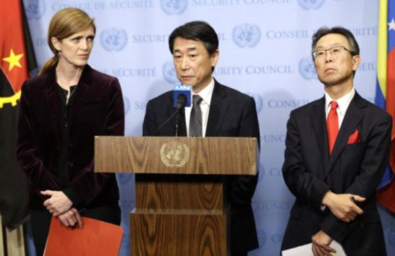 지난 2016년 3월 미국 뉴욕 유엔본부에서 유엔 안전보장이사회 대북 제재 결의안에 만장일치 표결 후 오준 당시 주유엔한국대사(가운데)가 서맨사 파워 당시 주유엔미국대사(왼쪽), 요시카와 모토히데 당시 주유엔일본대사와 함께 공동 기자회견을 하는 모습. AP. 연합뉴스.