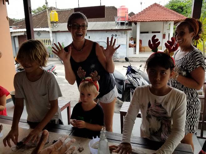 주말을 맞아 삼남매를 프리다이빙 수업에 참가시킨 러시아인 빅토리아가 아이들의 에너지를 소진시킨 것에 기뻐하고 있다. 이곳에선 부모를 따라 해양 스포츠를 즐기러 온 어린이들을 자주 볼 수 있다.
