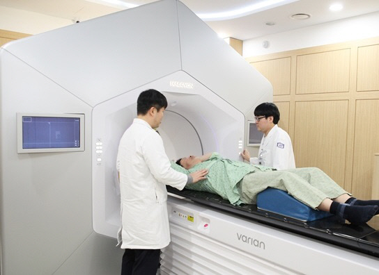 최신 방사선치료기 헬시온 치료 장면. 인천성모병원 제공