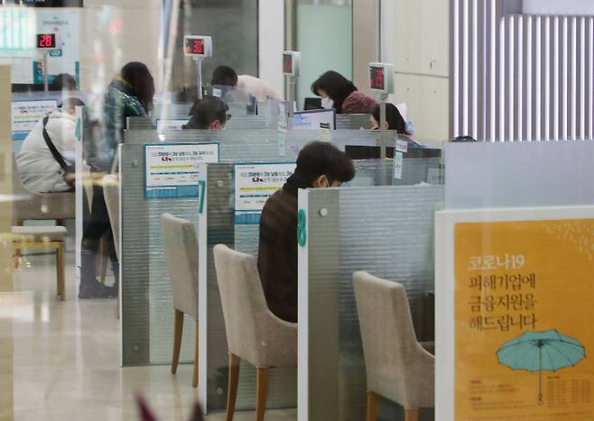 한숨 깊어지는 대출 상담 한국은행이 기준금리를 0.25%포인트 인상한 14일 서울 시내 한 은행에서 시민들이 대출 상담 등을 받고 있다. 연합뉴스