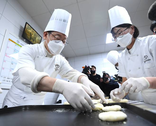 오늘은 ‘일일 제빵사’ 이재명 더불어민주당 대선 후보(가운데)가 14일 인천 중구 꿈베이커리에서 빵 만들기 체험을 하고 있다. 국회사진기자단