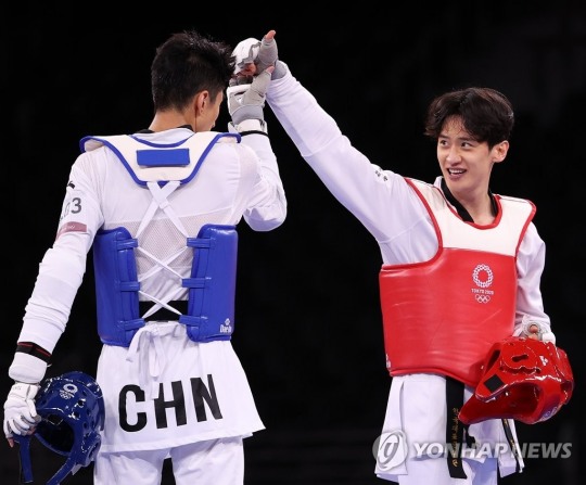 이대훈(오른쪽)이 2020 도쿄올림픽 남자 68㎏급 동메달 결정전에서 중국 자오솨이에게 패한 뒤 축하해 주던 모습. [연합뉴스 자료사진]
