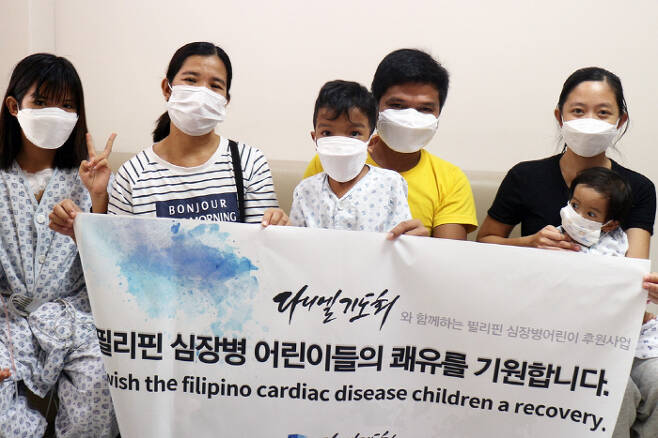 필리핀 심장병 어린이와 보호자들이 치료를 받은 후, 기념 촬영을 하고 있다. 왼쪽부터 한나 유니스(여·16)와 보호자, 오제이(남·5)와 보호자, 오리(여·2세)와 보호자