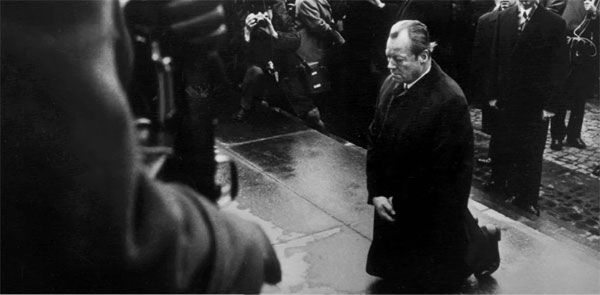 1970년 12월 7일 폴란드 바르샤바 유대인 추모비에서 무릎을 꿇고 사죄하는 독일 4대 총리 빌리 브란트. [사진 출처 = 연합뉴스]