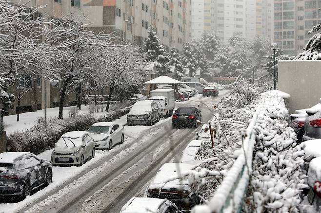 오는 15일은 서울의 아침 체감온도가 영하 4도로 평년 기온을 회복하며 추위가 누그러질 전망이다. 사진은 지난해 3월 눈 내리는 강릉의 한 아파트. /사진=뉴시스