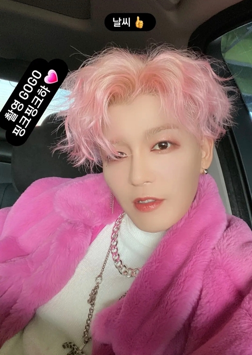 Singer Kang Sung Hoon transformed into a new style and conveyed the current situation.Kang Sung Hoon wrote on Instagram on the 14th, Shooting GOGO Pink Pink and added a heart emoticon and posted a picture.Its a selfie photo of Kang Sung Hoon - above all, Kang Sung Hoons fresh pink Hair robs the eye.Kang Sung Hoon is continuing his bold style, challenging the usual colorful dyeing Hair. In this photo, he gave Hair a thick wave and gave off a different charm.It is Kang Sung Hoon, who especially put on a pink jacket and gave a point to fashion.Meanwhile, Kang Sung Hoon has recently been actively communicating with fans by running his brother singer Kang Yoon-ji and TicToc account.He is also active in recordings, and will be making a comeback to the music industry with his new album in May, working on the title track with hit song maker Dubble Sidekick.