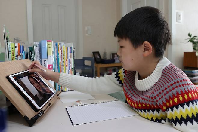 지난해 12월20일 서울 서대문구의 한 가정에서 초등학교 3학년 학생이 원격수업을 하고 있는 모습. [연합]