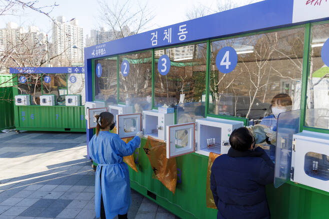 14일 오후 서울 신도림역에 마련된 서울시 직영 ‘코로나19 검사소’에서 의료진이 검체 검사를 하고 있다. [연합]