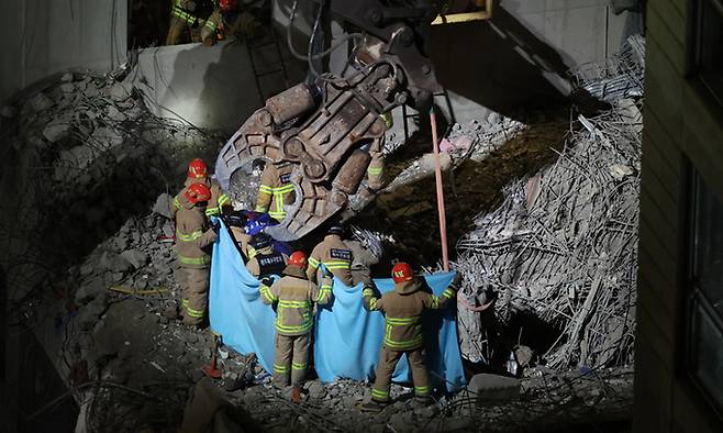 14일 구조대원들이 광주 서구 화정동 화정아이파크 붕괴 건물 지하 1층에서 실종자 1명을 구조하고 있다. 연합뉴스