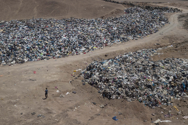 칠레 아타카마사막 인근의 라물라 마을에 대량으로 버려진 옷들. 칠레는 매년 5만 9,000여 톤의 헌 옷을 수입하며 그 가운데 팔리지 않은 4만여 톤이 이곳에 버려진다. /AP연합뉴스