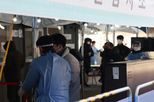 14일 서울역 광장에 마련된 코로나19 임시 선별검사소에 시민들이 검사를 받기 위해 기다리고 있다. /연합뉴스