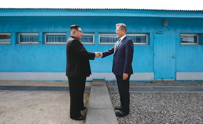 2018년 4월27일 군사분계선에서 만난 문재인 대통령과 김정은 국무위원장이 악수를 하는 모습 ⓒ한국공동사진기자단