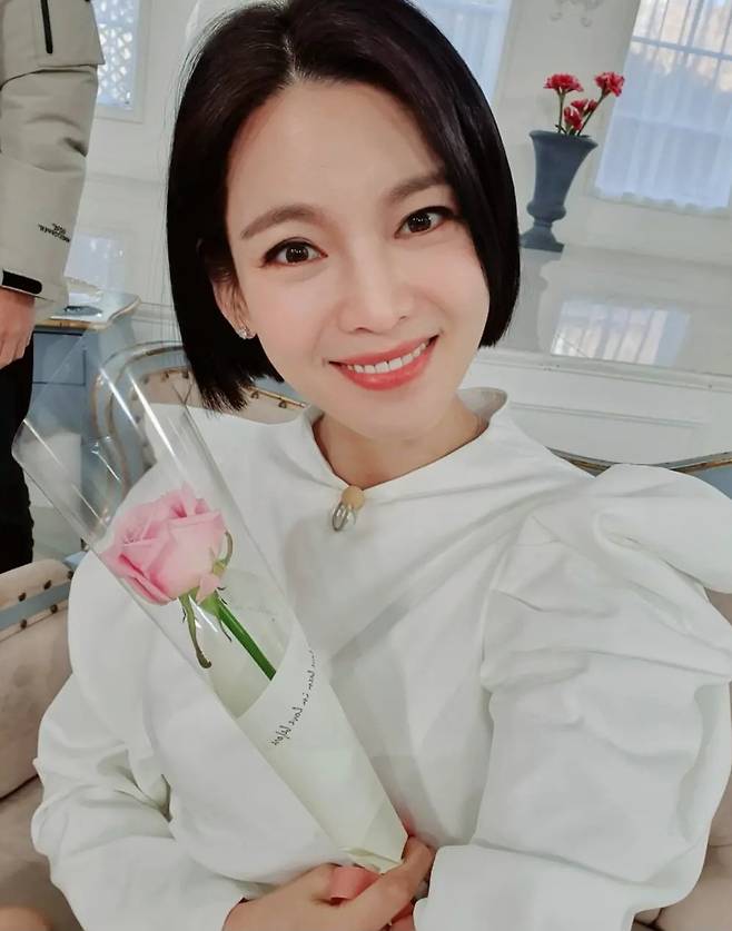 Jeong Ga-eun posted a picture on his 14th day with an article entitled I received roses today in his instagram.In the open photo, Jeong Ga-eun is staring at the camera and taking a selfie. Jeong Ga-eun is wearing a white blouse and smiling with a rose flower.Jeong Ga-euns lovely visuals, distinctive features and elegant atmosphere attract attention.On the other hand, Jeong Ga-eun is active in various broadcasts such as Life Talk Show Turning Point and Do you reveal your daily life.Photo: Jeong Ga-eun Instagram