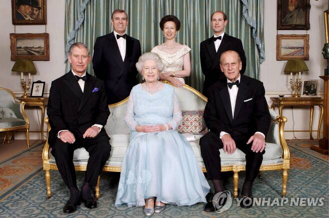 여왕 부부와 자녀들. 뒷줄 왼쪽이 앤드루 왕자 [EPA=연합뉴스 자료사진]