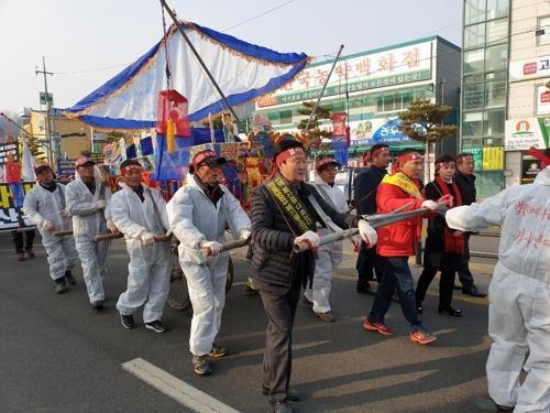 의료폐기물소각시설 반대 시위하는 괴산군민들 [연합뉴스 자료사진]