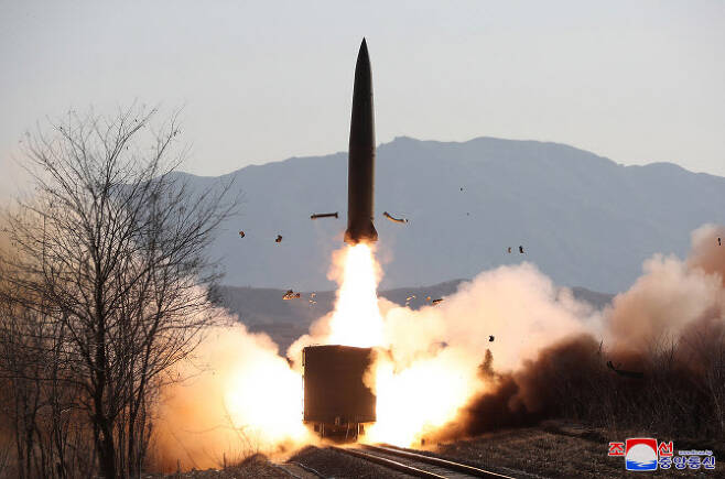 북한은 전날 철도기동 미사일연대가 검열사격훈련을 진행했다고 15일 밝혔다. (사진=연합뉴스)