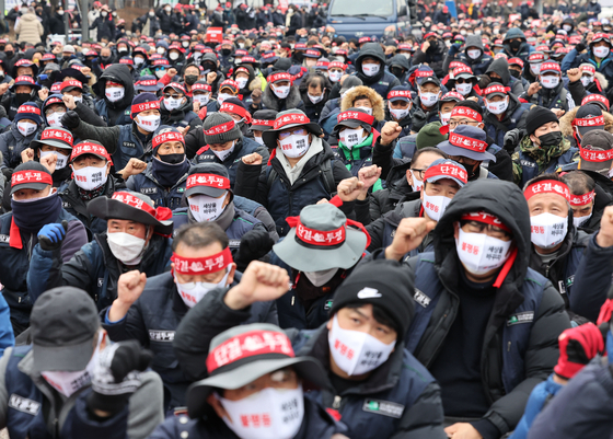 15일 오후 서울 여의도공원에서 열린 2022 민중총궐기 대회에서 참가자들이 구호를 외치고 있다. 〈사진=연합뉴스〉