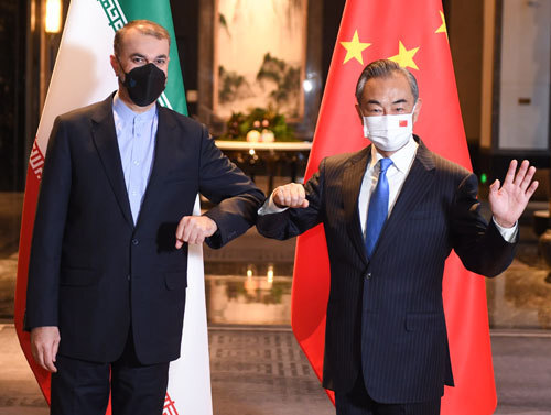 왕이 중국 외교담당 국무위원 겸 외교부장(오른쪽)과 호세인 아미르압둘라히안 이란 외무장관이 14일 장쑤성 우시에서 회담을 가졌다. (중국 외교부 제공) © 뉴스1