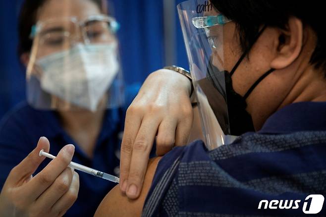 필리핀 마닐라에서 의료종사자를 대상으로 신종 코로나바이러스 감염증(코로나19) 백신 부스터 샷 접종이 이뤄지고 있다. © 로이터=뉴스1