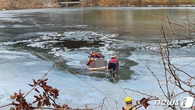 홍성소방서 구조대원들이 저수지에 빠진 A씨를 구조하고 있다.(홍성소방서 제공)© 뉴스1