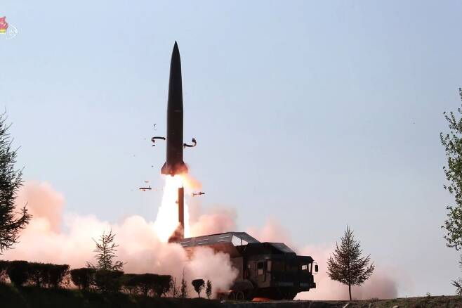 북한이 지난 2019년 5월 9일 조선중앙TV를 통해 공개한 훈련 모습으로 단거리 미사일 추정체가 이동식 발사차량(TEL)에서 공중으로 치솟고 있다. /연합뉴스