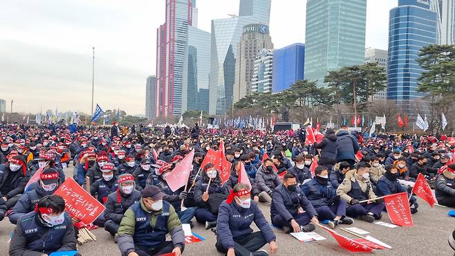 15일 오후 2시 서울 영등포구 여의도공원에 민노총 조합원 등 1만5000여명이 바닥에 앉아 집회 시작을 기다리고 있다./ 오주비 기자