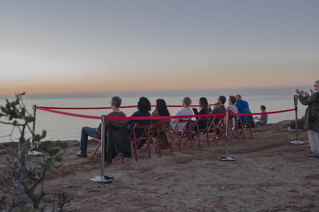 아티스트 스콧 폴라크의 작품 ‘박수를 권하다(Applause Encouraged)’는 사람들을 아무것도 없는 해변으로 초대해서 ‘아무것도 하지 않는’ 시간을 제공한다./ⓒScott Polach