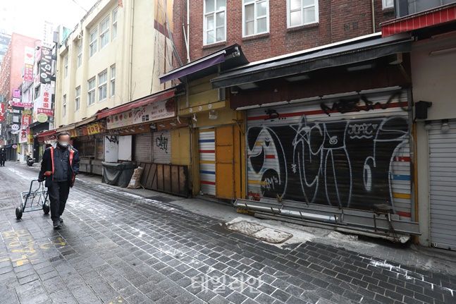 코로나19 확산으로 인한 사회적 거리두기가 계속되고 있는 지난해 12월 서울 중구 명동 거리 매장들에 임대가 붙어있다. ⓒ데일리안 류영주 기자