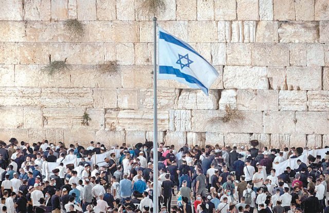 유대인들이 이스라엘 동예루살렘 ‘통곡의 벽’ 앞에 모여 기도하고 있다. 이스라엘은 1967년 요르단 영토였던 이곳 주변을 무력으로 점령했다. 저자는 다른 민족을 배척하는 수단으로 ‘유대 민족’ 정체성이 만들어졌다고 주장한다. 사월의책 제공