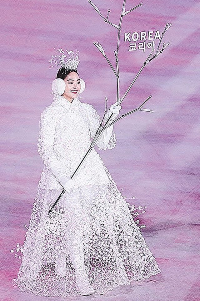 2018년 평창 겨울올림픽 개회식에서 눈꽃요정 의상을 입은 피켓 요원.