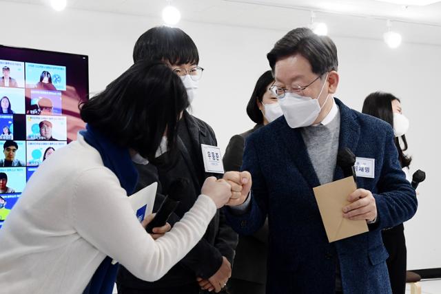 이재명 더불어민주당 대선후보가 이달 2일 서울 마포구의 당사 개관식에 참석해 청년들과 인사하고 있다. 뉴스1