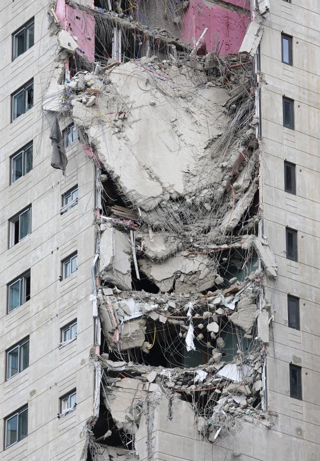 광주 서구 화정동 신축아파트 붕괴사고 닷새째인 15일 건물 외벽과 바닥 슬래브가 위태롭게 건물에 걸려 있다. 연합뉴스