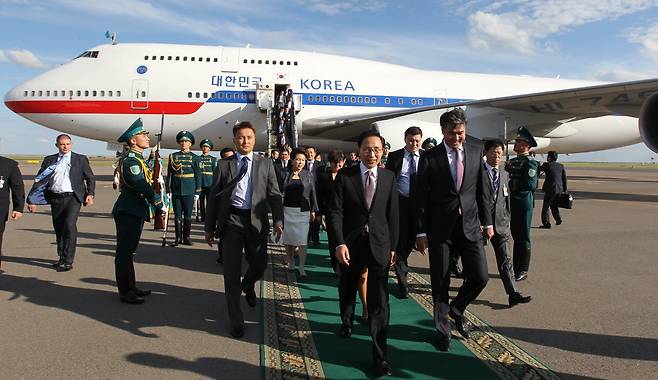 지난 2012년 이명박 전 대통령이 카자흐스탄 아스타나 국제공항에 도착해 이동하고 있다. 중앙포토