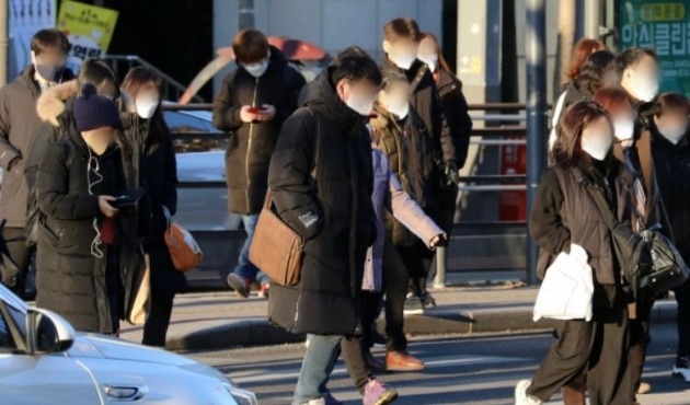 서울 강서구 등촌역 인근에서 두꺼운 겨울 외투를 챙겨입은 시민들이 발걸음을 재촉하고 있다. [사진=뉴스1]