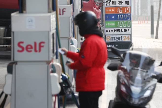 전국 주유소 휘발유 가격이 정부의 유류세 인하 조치 이후 9주 연속 하락했다. 사진은 지난 9일 서울의 한 주유소 유가정보. 연합뉴스