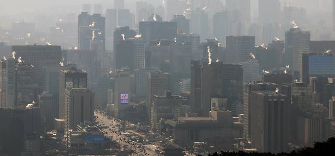 14일 서울 시내 빌딩에서 난방으로 인한 수증기가 나오고 있다. 연합뉴스