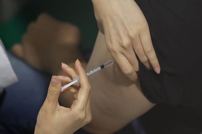 지난해 10월 서울 서대문구 코로나19 예방접종센터에서 백신 접종을 하는 모습. 연합뉴스