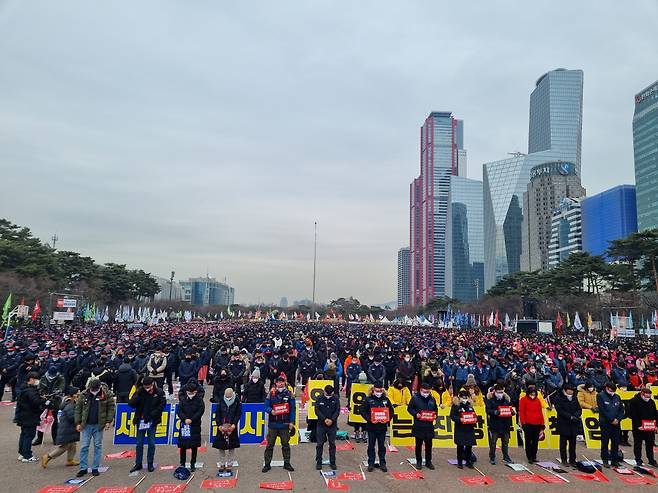 전국민중행동이 주최한 민중총궐기가 15일 오후 서울 영등포구 여의도공원 내 문화의 마당에서 개최되고 있다. 김영철 기자