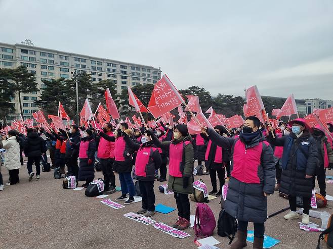 15일 오후 서울 영등포구 여의도공원 문화의 마당에서 전국민중행동이 주최한 민중총궐기가 열렸다. 집회 시작과 함께 참가자들이 사전 행사로 구호가 적힌 깃발을 흔들고 있다. 김영철 기자
