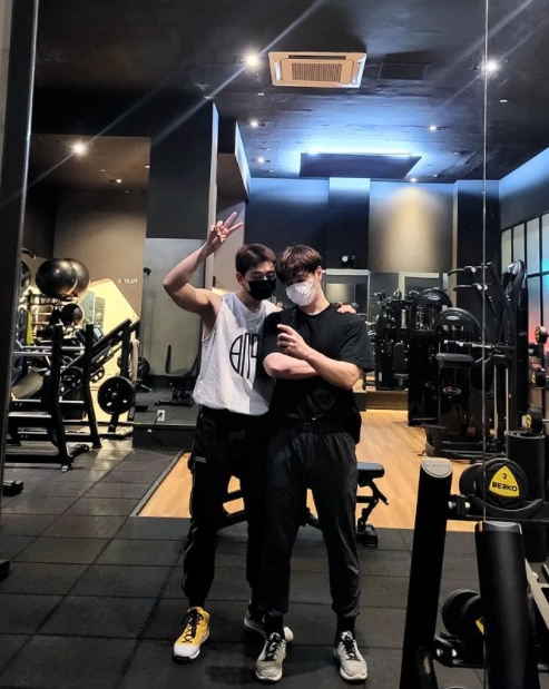 2PM Hwang Chan-sung has released a workout certification shot with 2AM Jinwoon.Singer and actor Hwang Chan-sung posted a picture on his 14th day with an article entitled Jinwoon and .. whole body .. haa.In the photo, there is a picture of two shots of Hwang Chan-sung and Jinwoon.Hwang Chan-sung was tired after finishing his whole body workout with Jinwoon at the gym, while Jinwoon showed off his energy as he sported a V-pose.Yoon Park, who was in contact with the post, laughed with a comment saying, Hes a scary guy...Hwang Chan-sung is currently disassembling and disassembling from Channel A drama Showwindow: Queens House to a limited number. Recently, he has also announced the news of pregnancy including marriage with old lovers.Hwang Chan-sung SNS