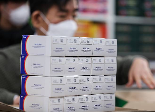 코로나19 먹는 치료제 ‘팍스로비드’가 약국에 진열되고 있다. 연합뉴스