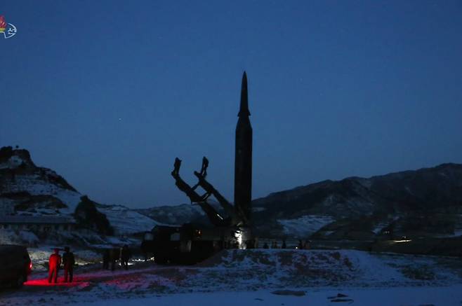 북한이 만든 극초음속미사일이 11일 발사전 이동식발사차량에서 수직으로 세워지고 있다. 조선중앙TV·연합뉴스