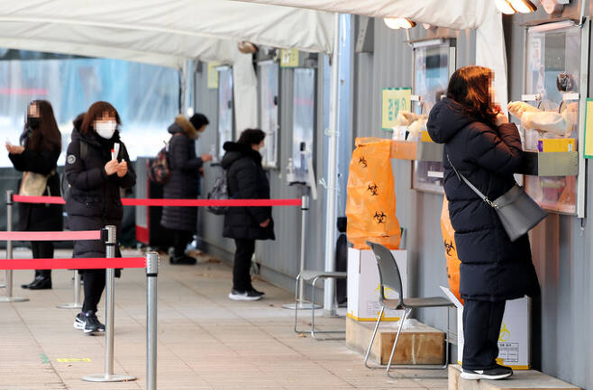 15일 서울시청 앞 광장에 마련된 신종 코로나바이러스 감염증(코로나19) 선별진료소를 찾은 시민이 진단검사를 받고 있다. 연합뉴스