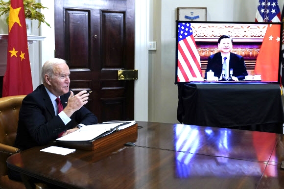 지난해 11월 조 바이든(왼쪽) 미국 대통령이 워싱턴 백악관에서 시진핑 중국 국가주석과 화상으로 정상회담을 하고 있다. 서울신문 DB