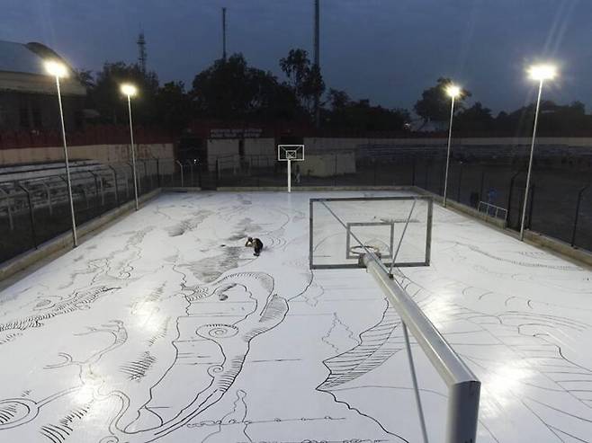 "농구장보다 큰 그림을 혼자"…인도 화가, 기네스 기록  [인스타그램 @artofbaasa, 재판매 및 DB금지]