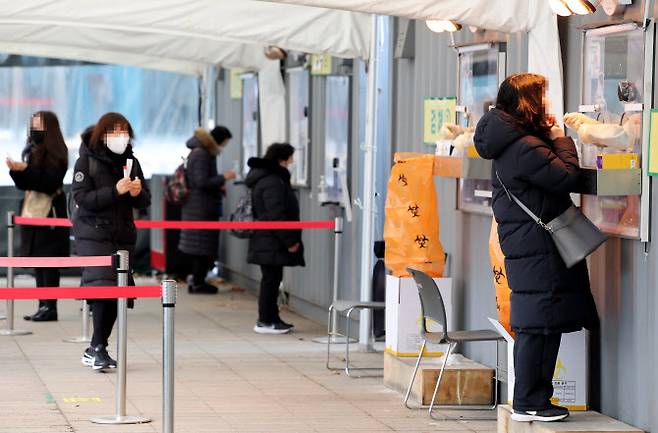 지난 15일 오전 서울시청 앞 서울광장 코로나19 선별진료소를 찾은 시민이 검사를 받고 있다. (사진=연합뉴스)