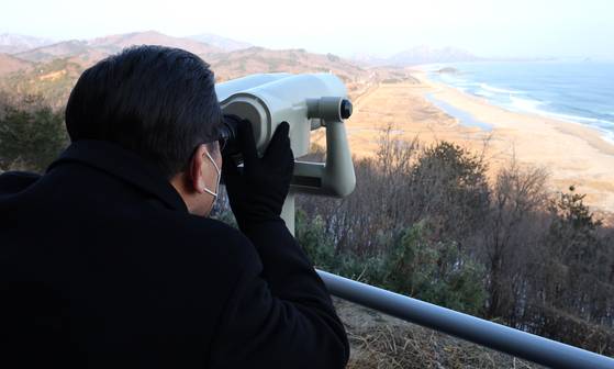 이재명 더불어민주당 대선 후보가 16일 강원도 고성군 통일전망대를 방문, 망원경으로 북녘땅을 바라보고 있다. 〈사진=연합뉴스〉