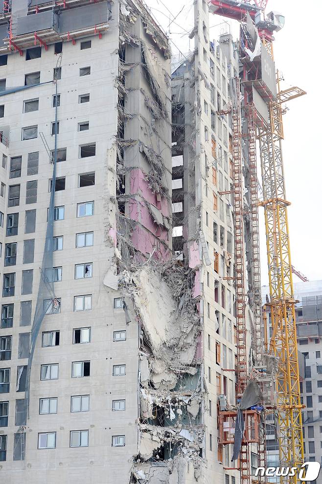 지난 11일 오후 3시46분쯤 광주 서구 화정동 한 아파트 공사현장에서 붕괴 사고가 발생했다. 사진은 사고가 발생한 아파트 공사현장 모습. 2022.1.16/뉴스1 © News1 정다움 기자